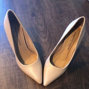 Beige Christian Siriano pumps!